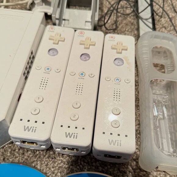 Wii Bundle Console, 3 Remote Controller, Charger, 4 Games, Zapper + Bonus Works - Picture 4 of 5